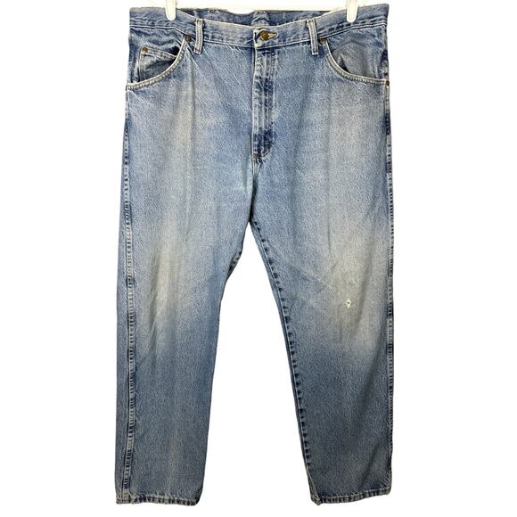 Men’s Wrangler Light Wash ‘Regular Fit’ 100& Cotton Blue Jeans Denim Size 40x30 - Picture 1 of 9
